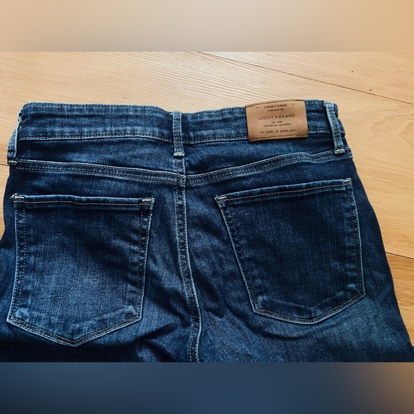 Size 4 lucky brand dark wash jeans barely worn - Picture 2 of 3